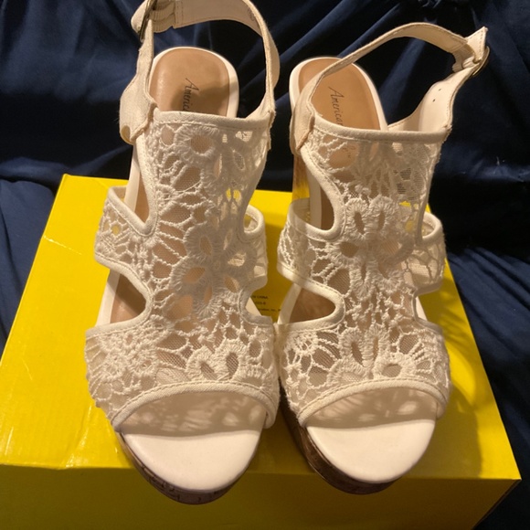 American Eagle Wedge Platform Comfort White Shoe. Size 9  Classy - Picture 2 of 4